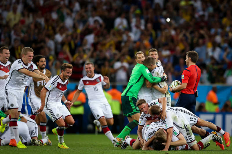 比赛中的精彩瞬间，球员们展现出顶尖水平