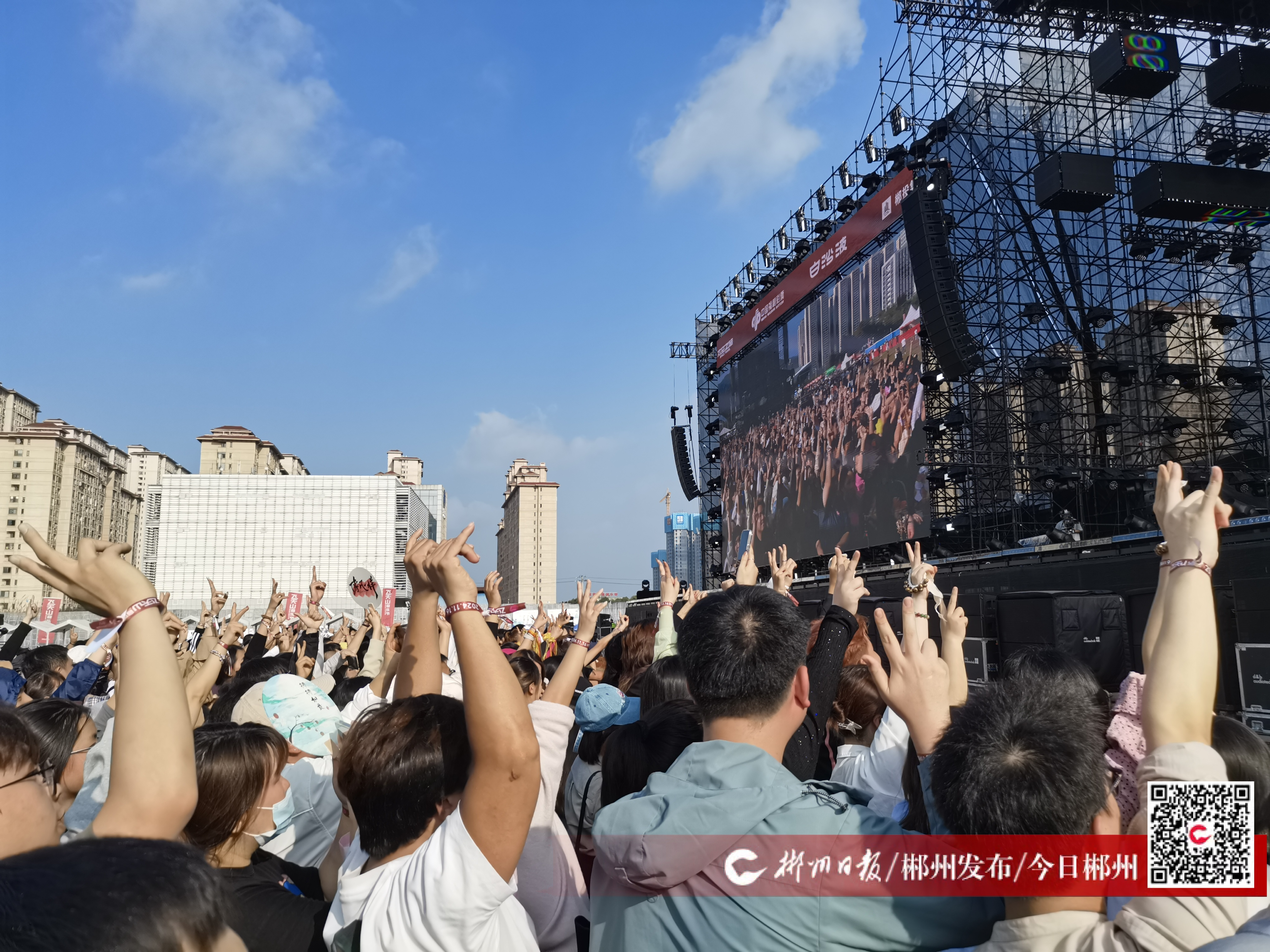 关于现场气氛火爆，球迷为精彩表演热情鼓舞的信息