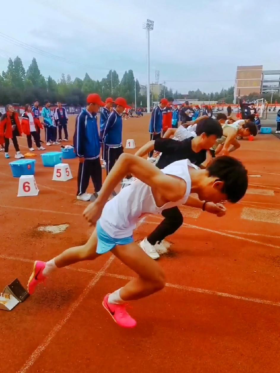 运动员们在激烈角逐中争分夺秒 运动员们在激烈角逐中争分夺秒