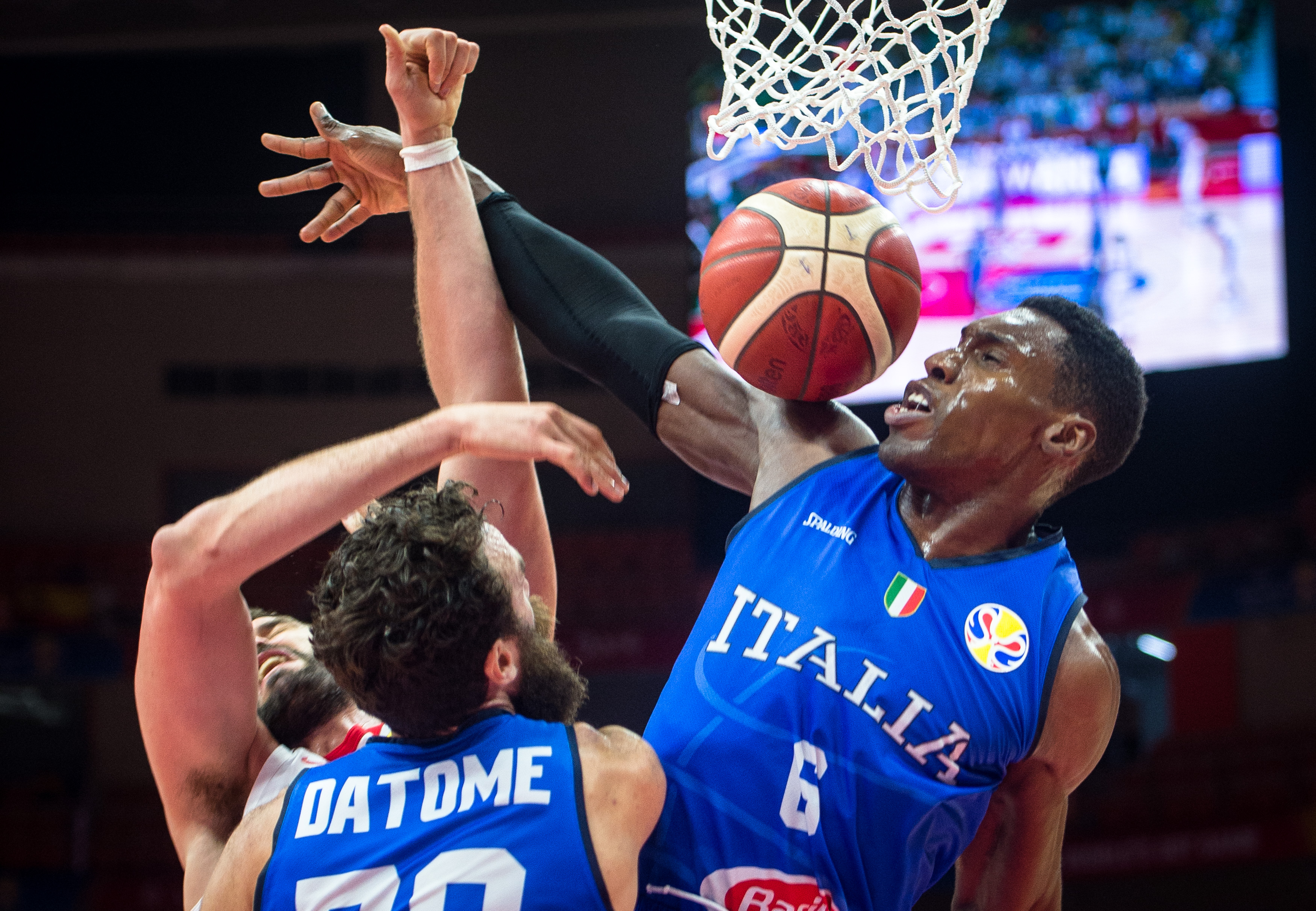 西班牙篮球队不甘示弱,力争冠军秘诀 西班牙篮球队不甘示弱,力争冠军秘诀