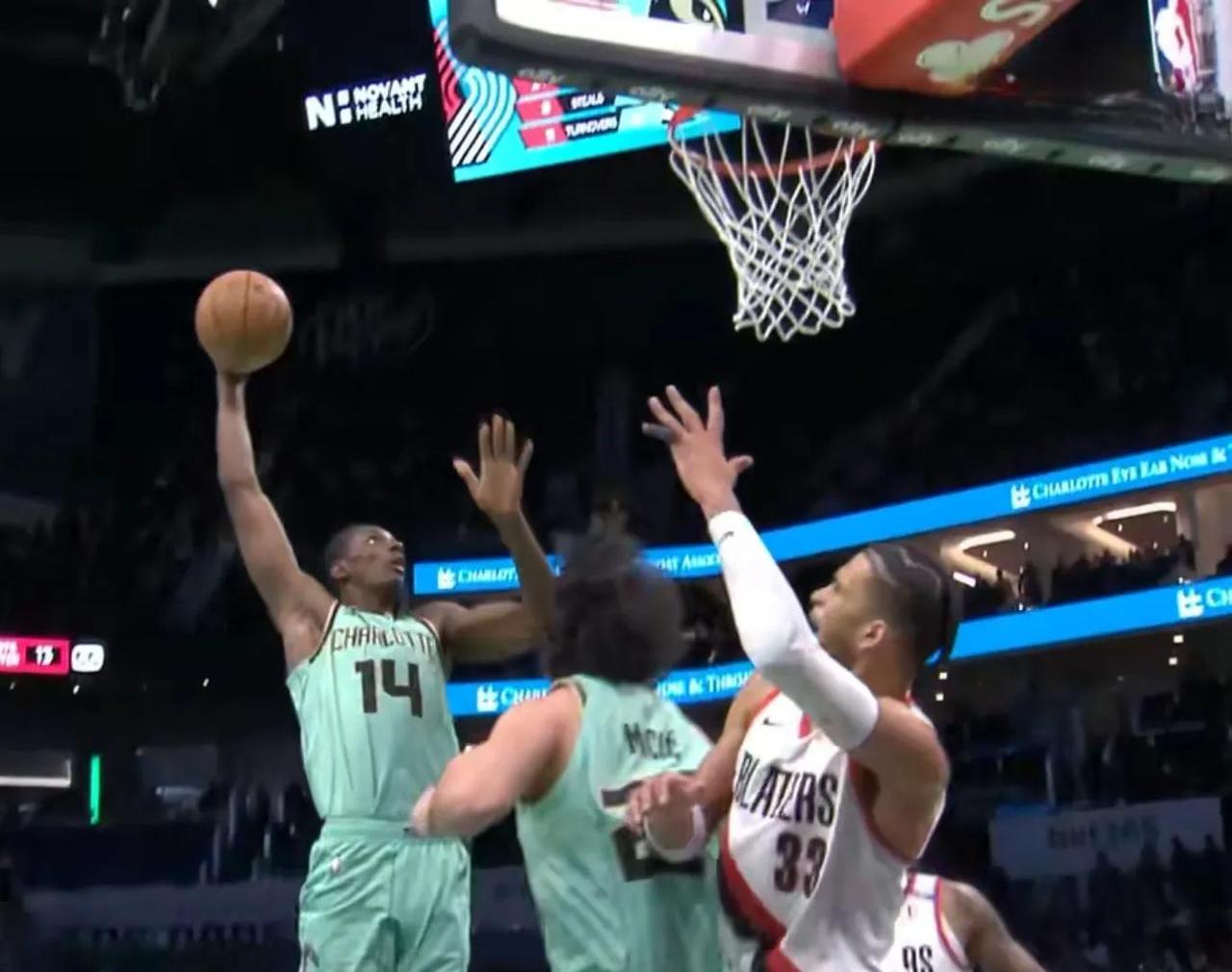 啦啦啦啦啦!黄蜂对阵开拓者,球迷疯狂呼喊加油 啦啦啦啦啦!黄蜂对阵开拓者,球迷疯狂呼喊加油