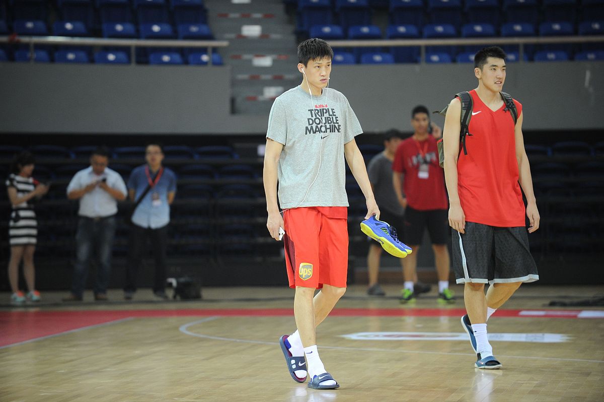 世俱杯冠军-一名年轻球员在比赛中大放异彩