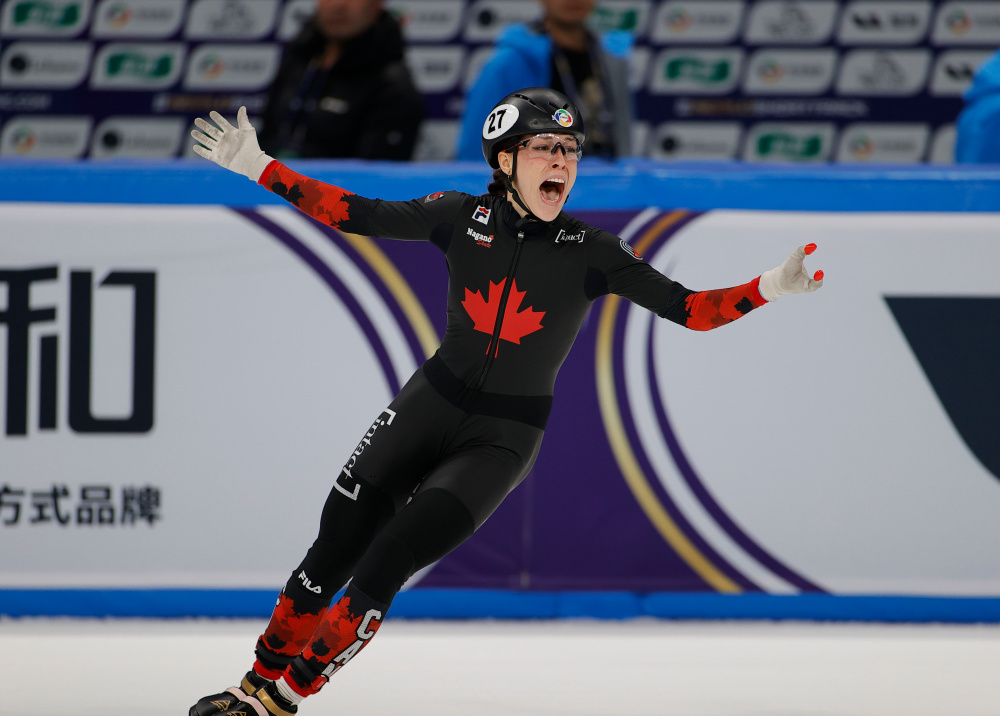 美国队以微弱优势获得短道速滑接力冠军