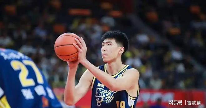 广东男篮球队内部矛盾频出引人质疑