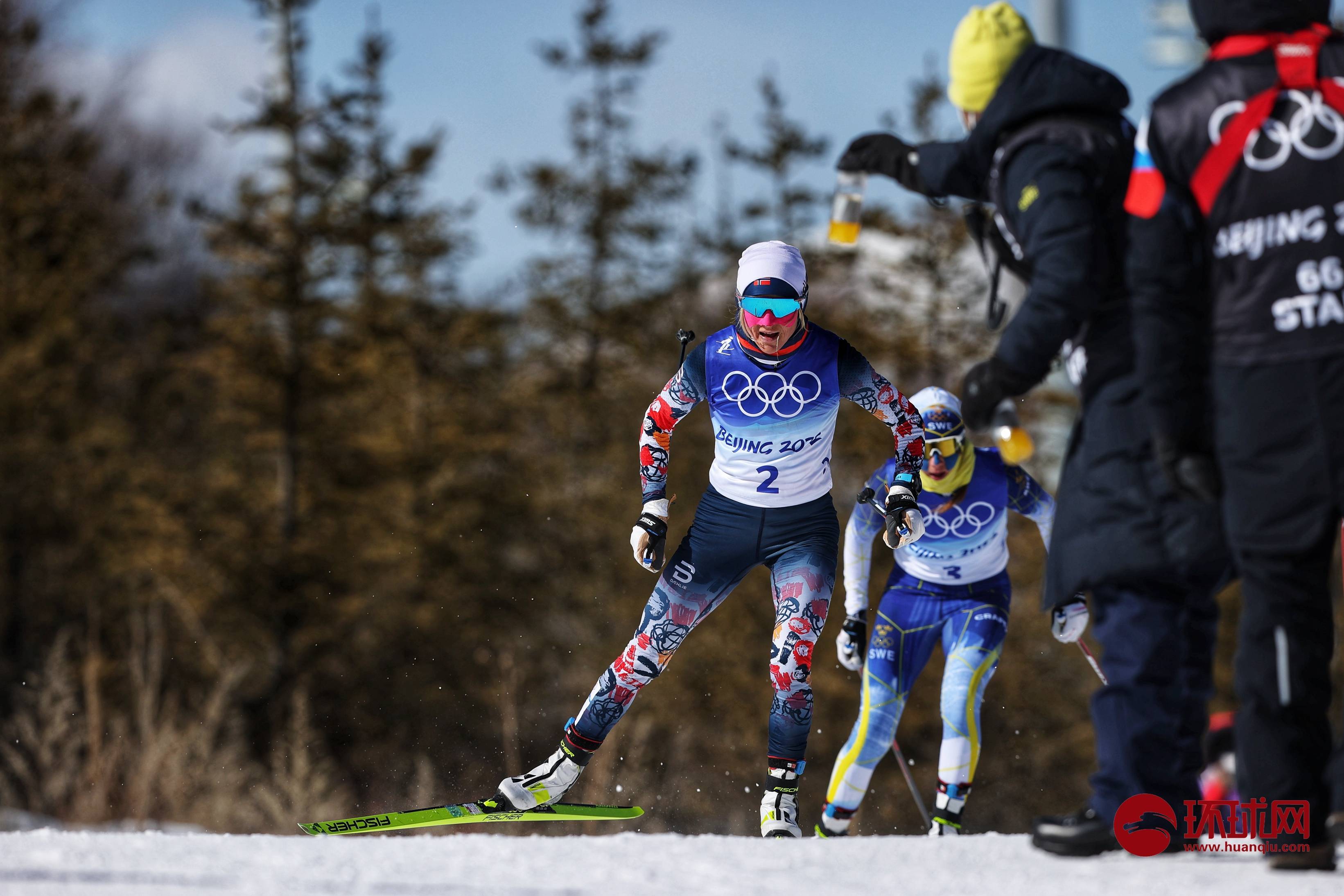 挪威选手在越野滑雪比赛中取得骄人成绩，夺冠