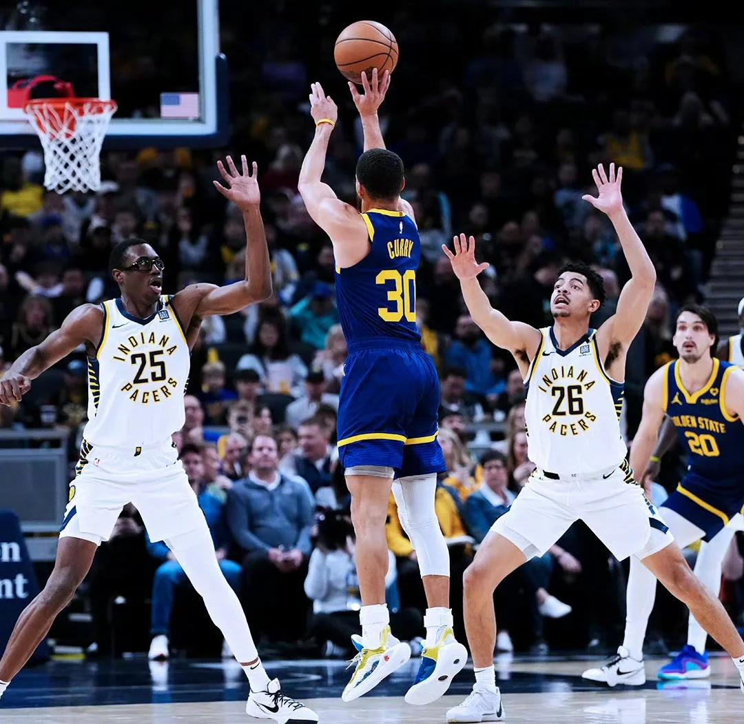 世俱杯参赛资格-雄鹿遭逆转，再次不敌勇士，库里再度成为绝对核心