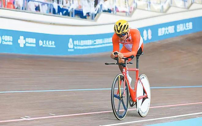 世俱杯分组-英勇拼搏：自行车选手雄姿表现