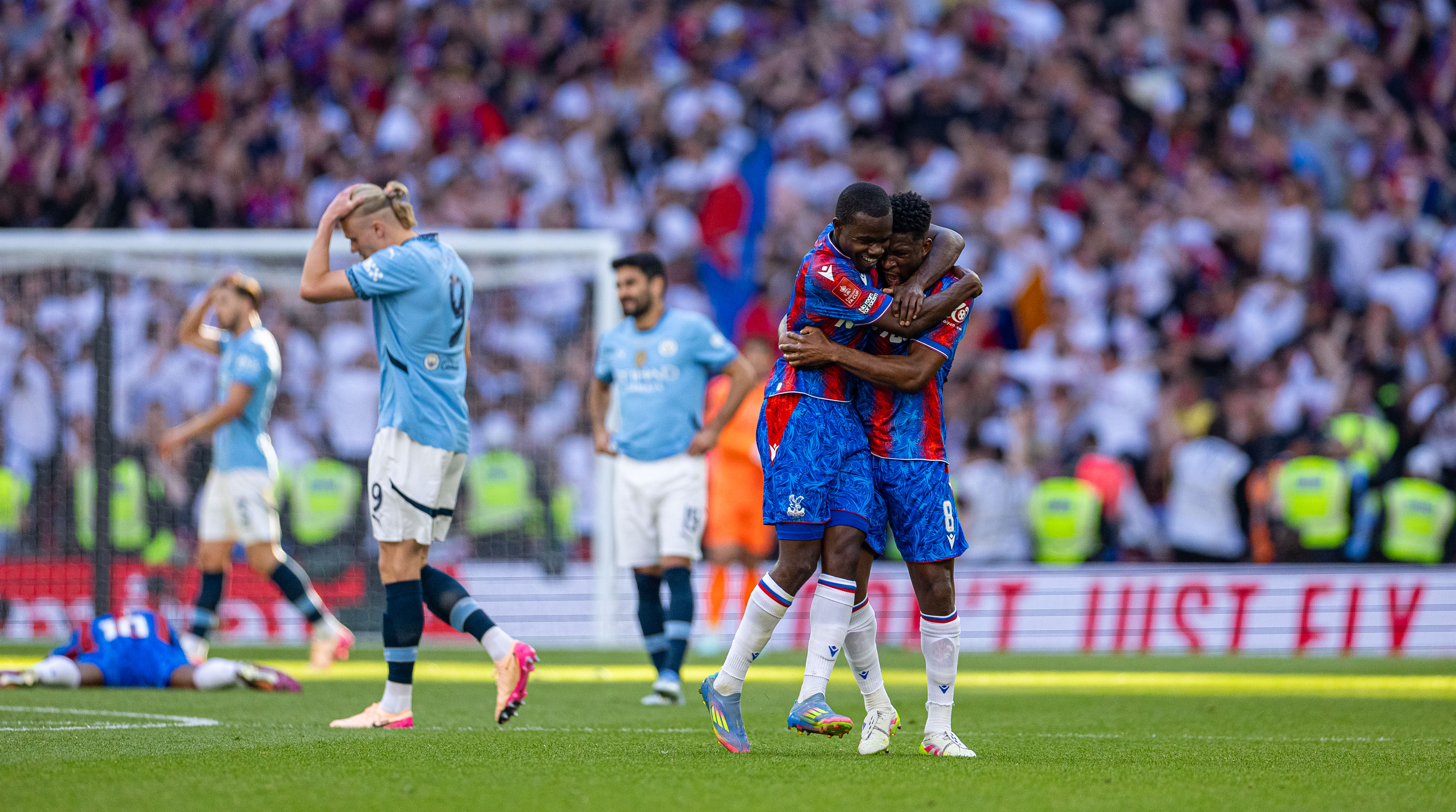 足球球队以出色表现在赛场上脱颖而出