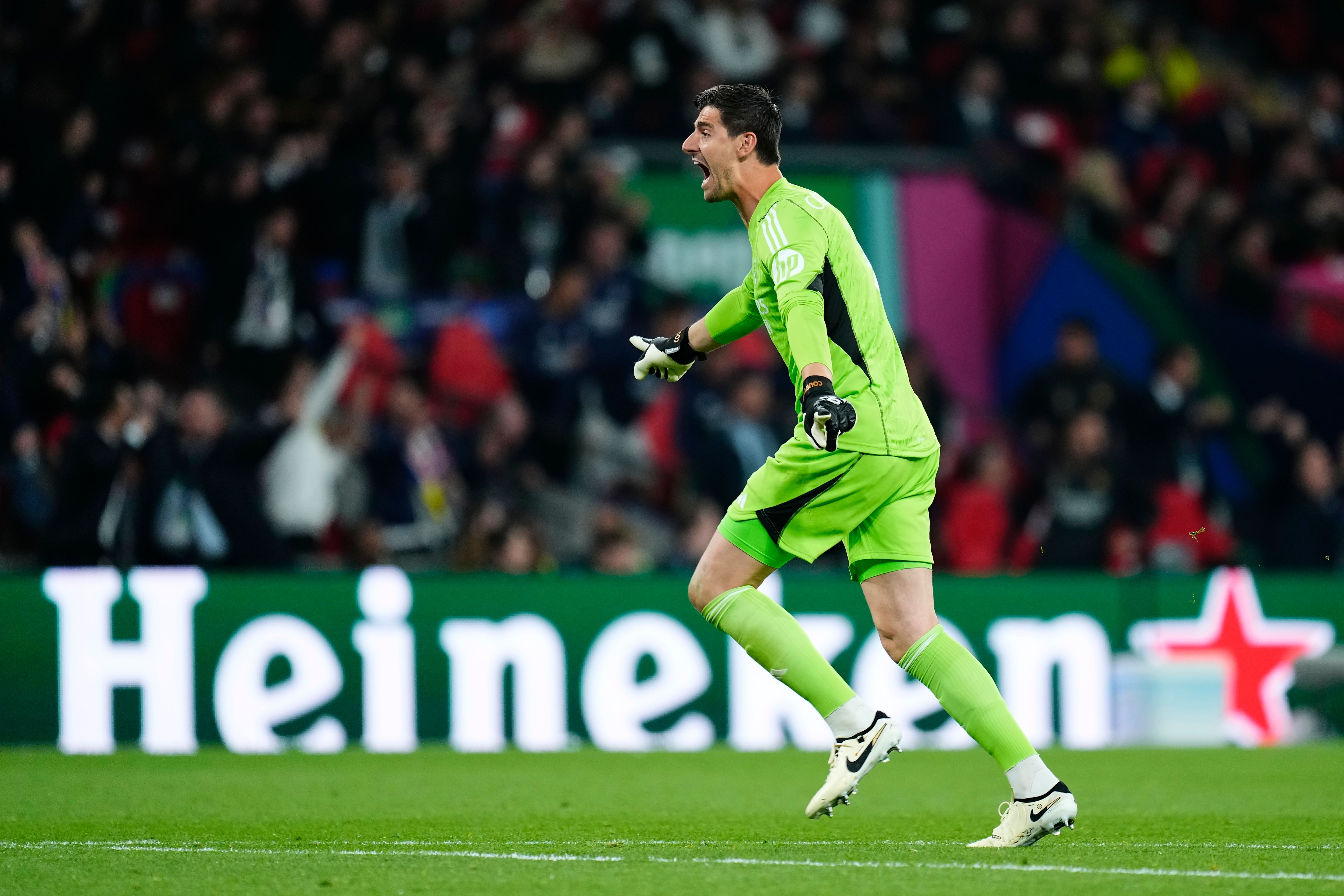 罗马尼亚球员心情澎湃,庆祝胜利的简单介绍 罗马尼亚球员心情澎湃,庆祝胜利的简单介绍