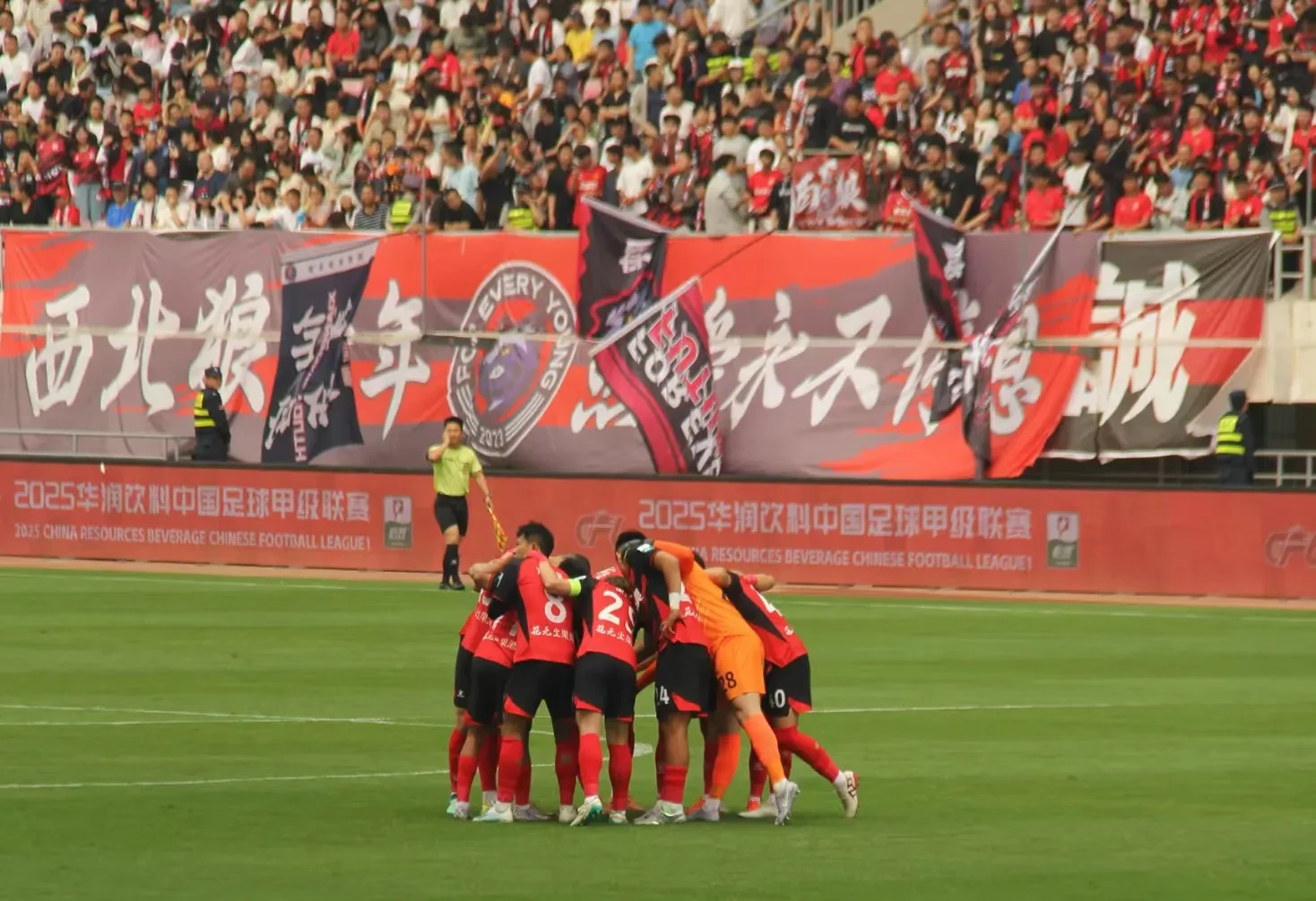 人队踏足二连胜行列，球迷激情庆祝的简单介绍