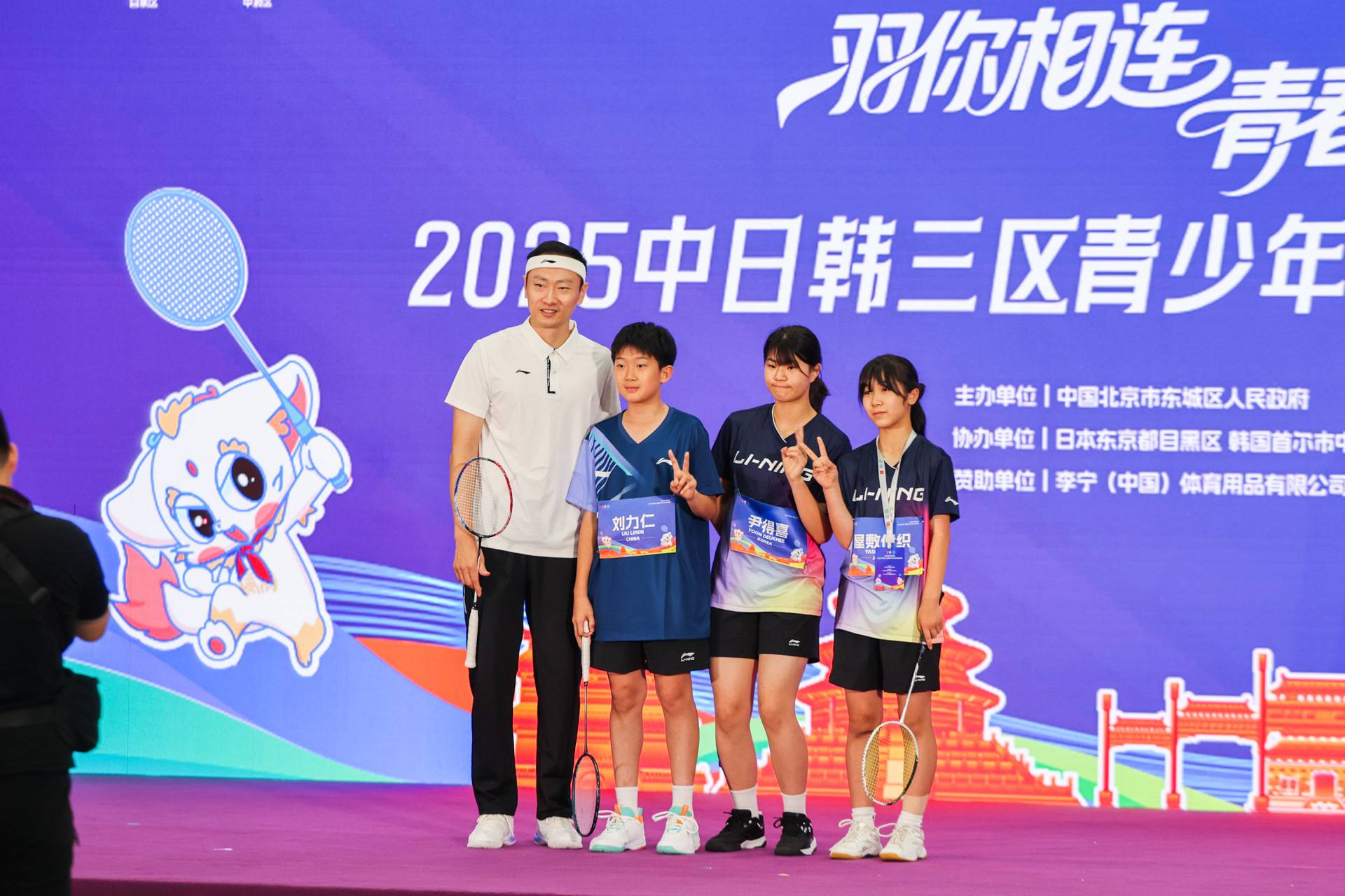 羽毛球比赛翻天覆地，金牌选手飞跃领先