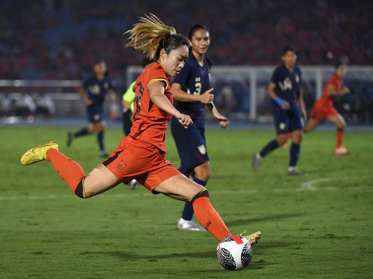 包含拉脱维亚女足队员勇敢拼搏，成功晋级比赛的词条