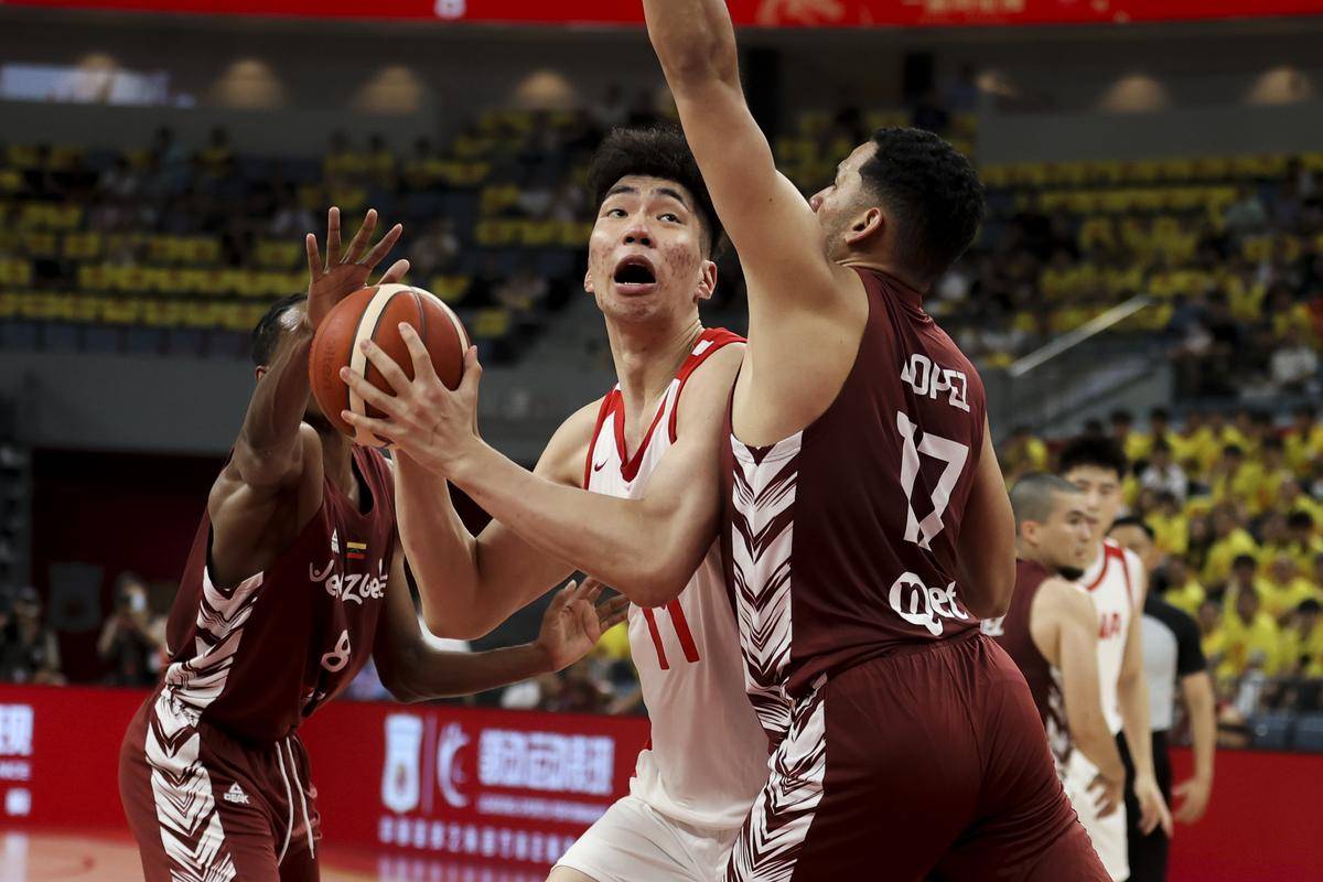 精彩绝伦的篮球战,球员表现令人惊艳! 精彩绝伦的篮球战,球员表现令人惊艳!