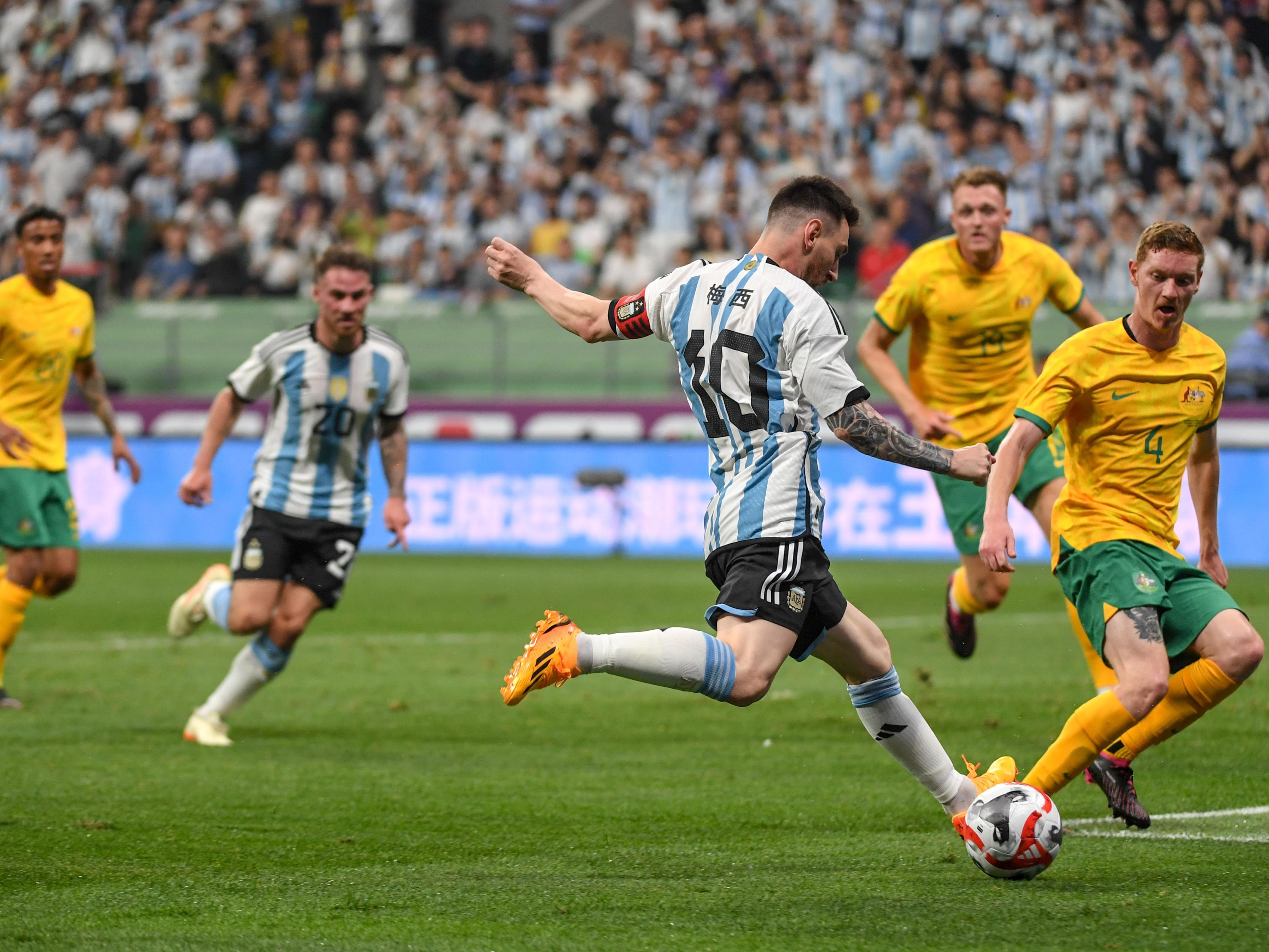 梅西展现超凡实力,助阿根廷挺进决赛 梅西展现超凡实力,助阿根廷挺进决赛