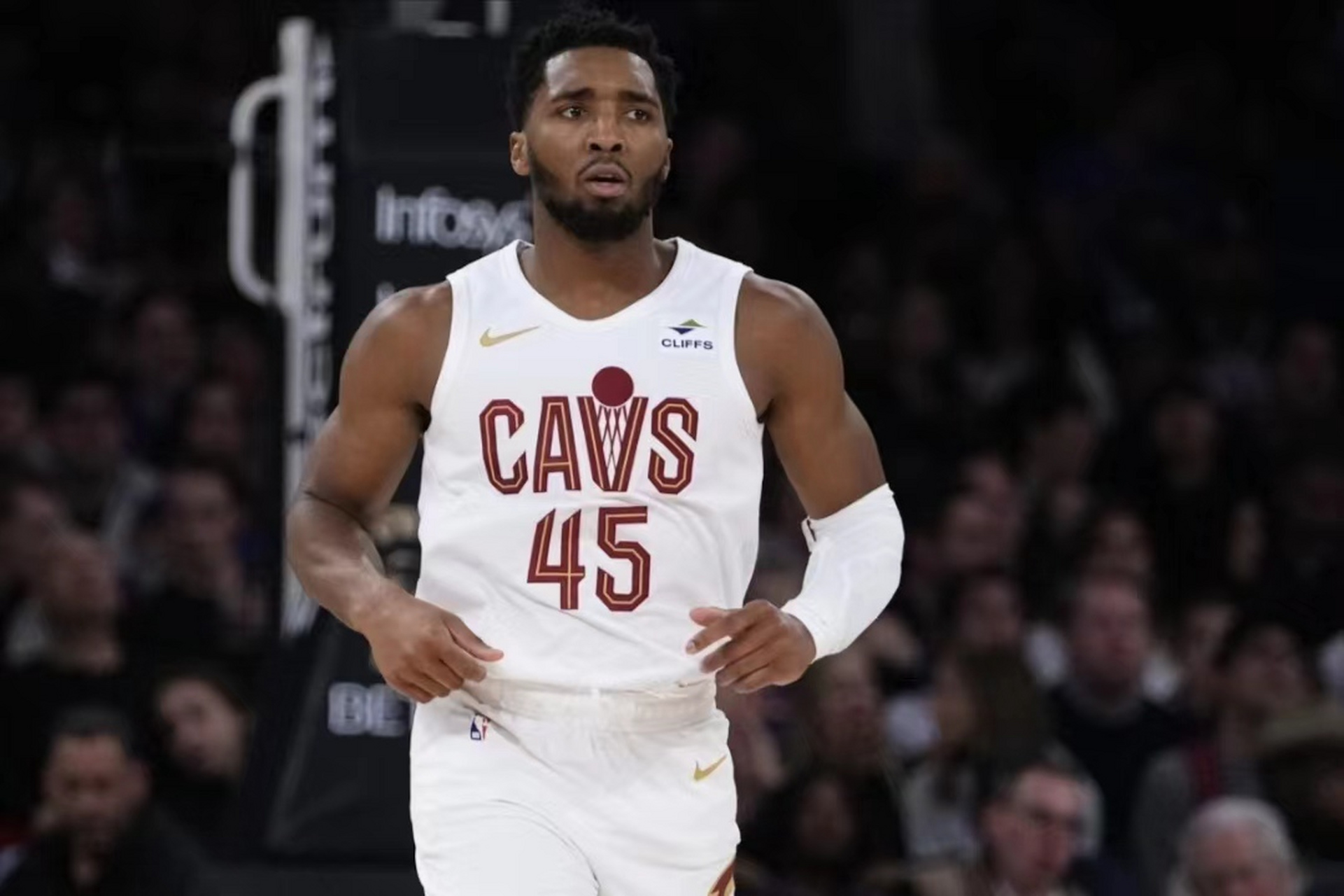 开拓者队交易爵士球员米切尔