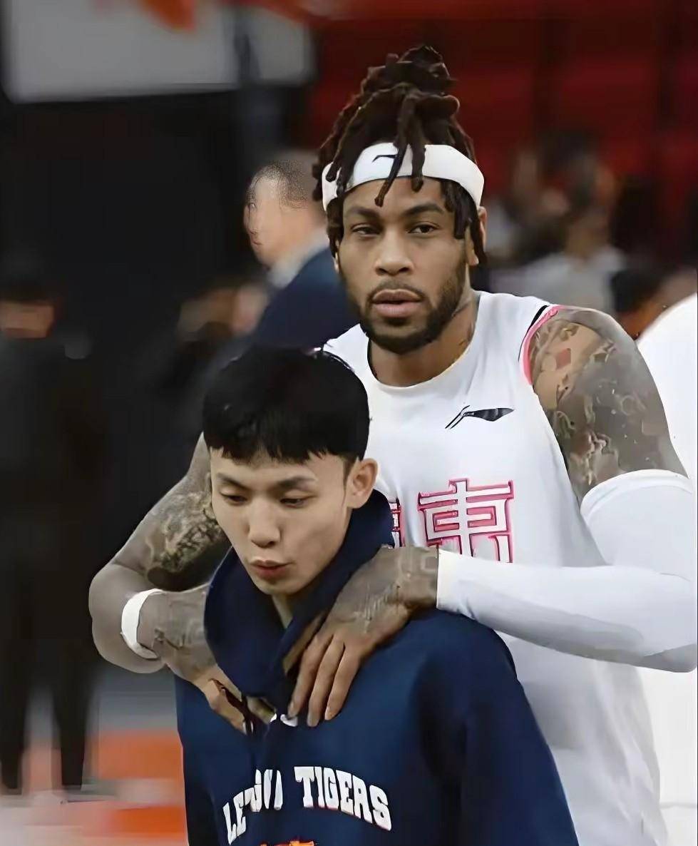 各队球员展现绝密技术，助球队取胜的简单介绍