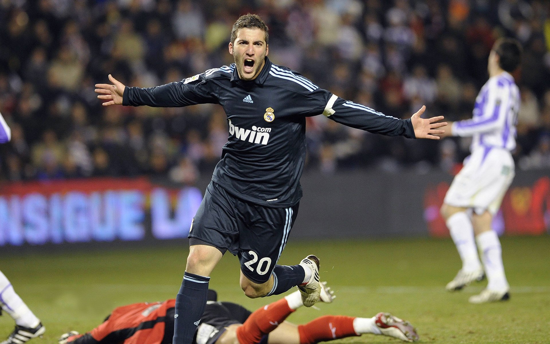 世俱杯官网-赛场即战场，佩雷兹如何以钝刀战术，率领雷诺绝地翻盘索伯